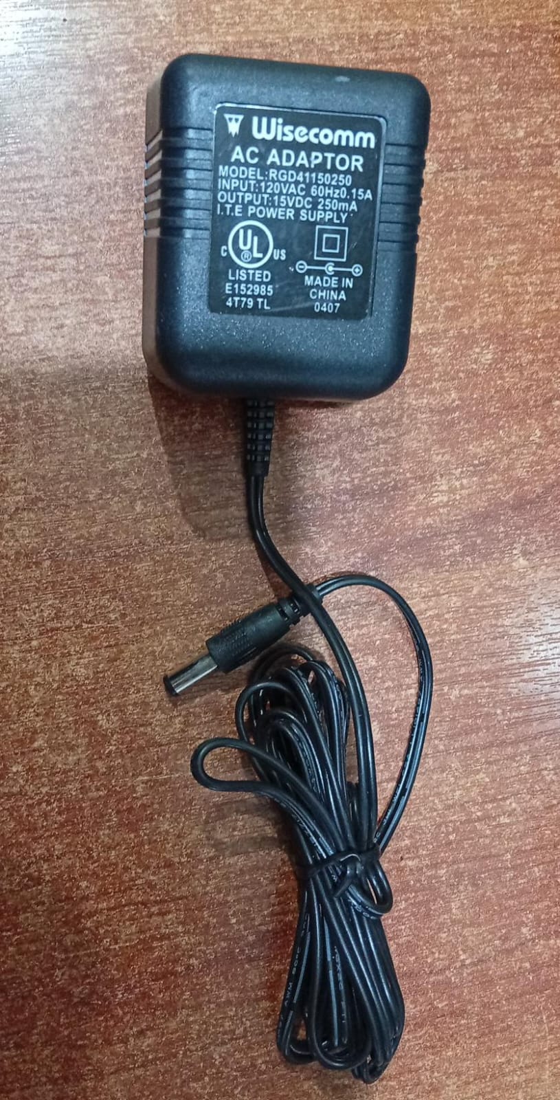 Fuente de alimentación AC‑DC (Adaptador) Wisecomm RGD41150250 15V 250mA – Usado