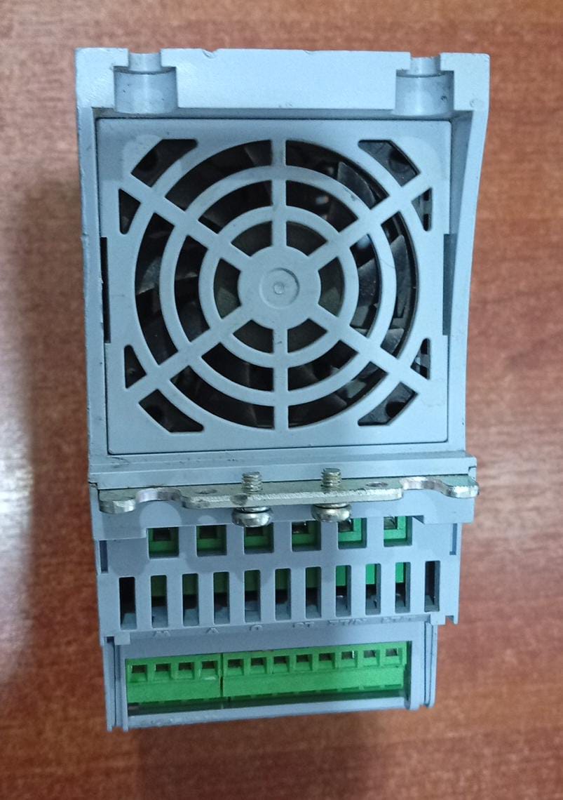 Variador de Frecuencia WEG CFW500A02P6S2NB20H00 0.75 HP 200‑240 V 2.6A Usado - Image 4