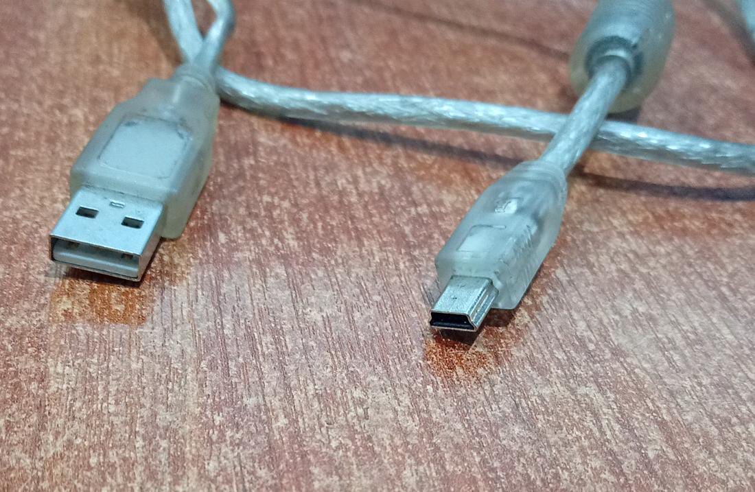 Cable USB Y doble USB‑A a Mini‑USB – Accesorio de datos y alimentación (usado) - Image 4