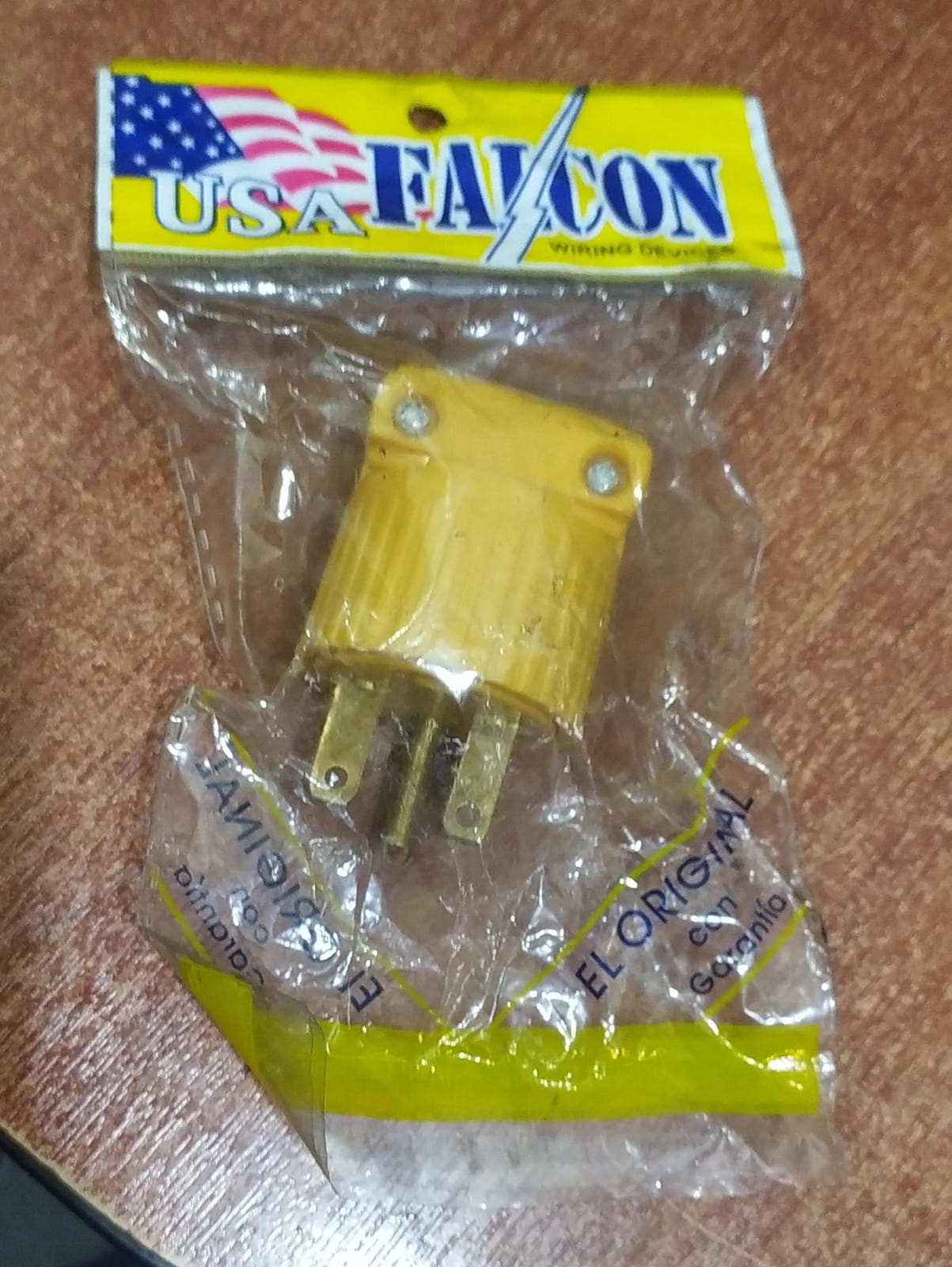 Conector macho 15A 250V USA Falcon / Industrial en vinilo - Image 2