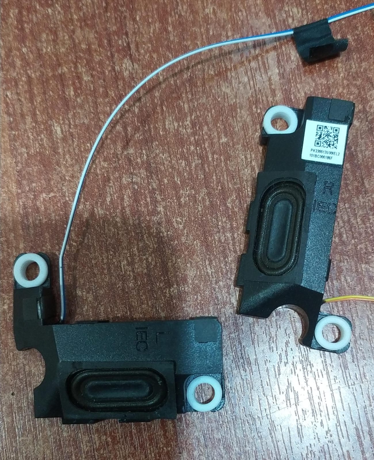 Parlante interno Lenovo PK230013U00 para IdeaPad Gaming 3-15IHU6 / 15ACH6 (par OEM) — seminuevo - Image 2