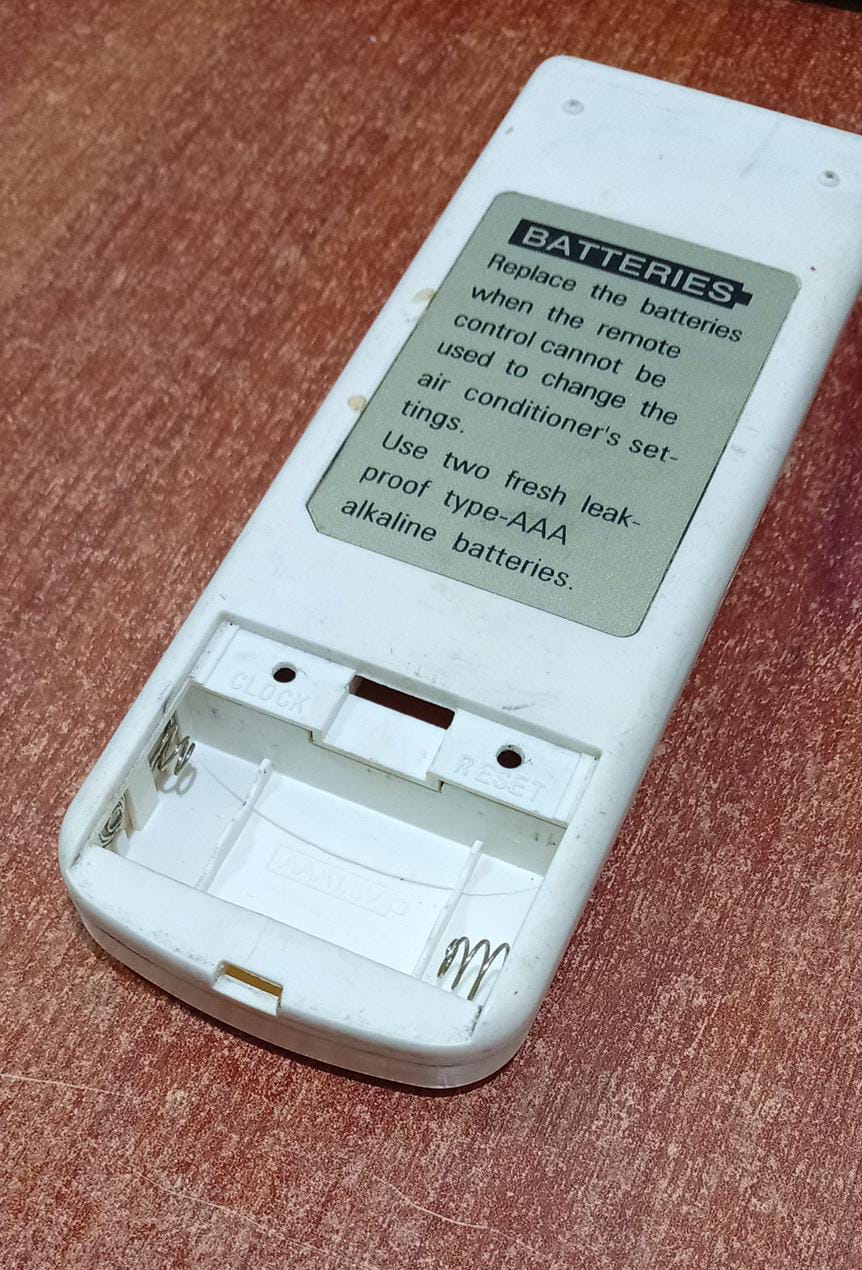 Control remoto aire acondicionado GENÉRICO BY‑7631 (usado, sin tapa baterías) - Image 3