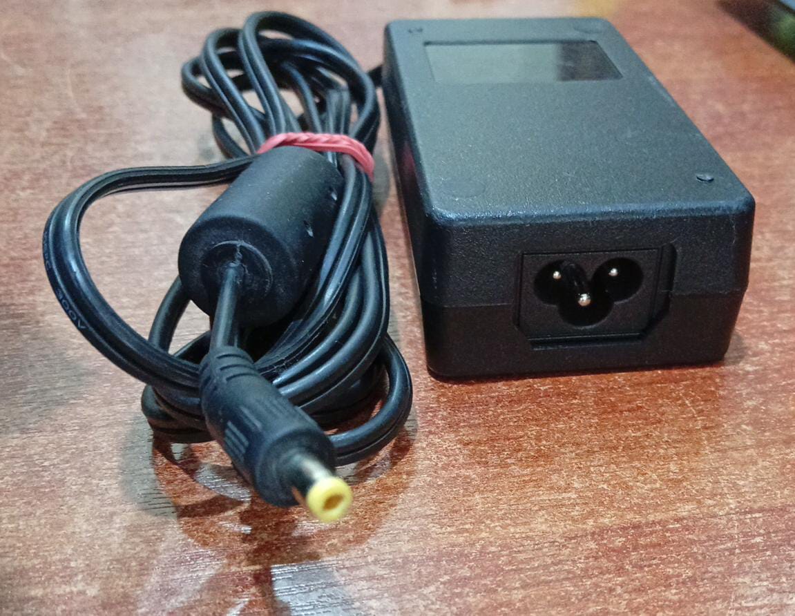 Adaptador de corriente HiTRON HEG42‑240200‑7L 24V 2A (usado) - Image 4