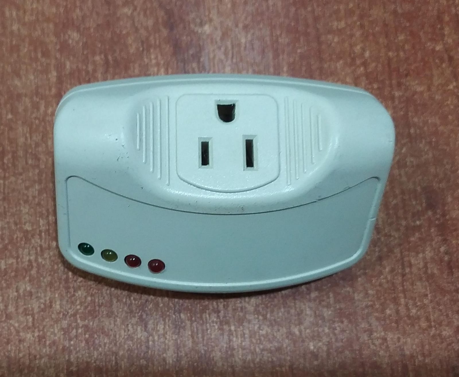 Protector de voltaje / supresor WS‑36300 10 A con retardo 3 min (usado)