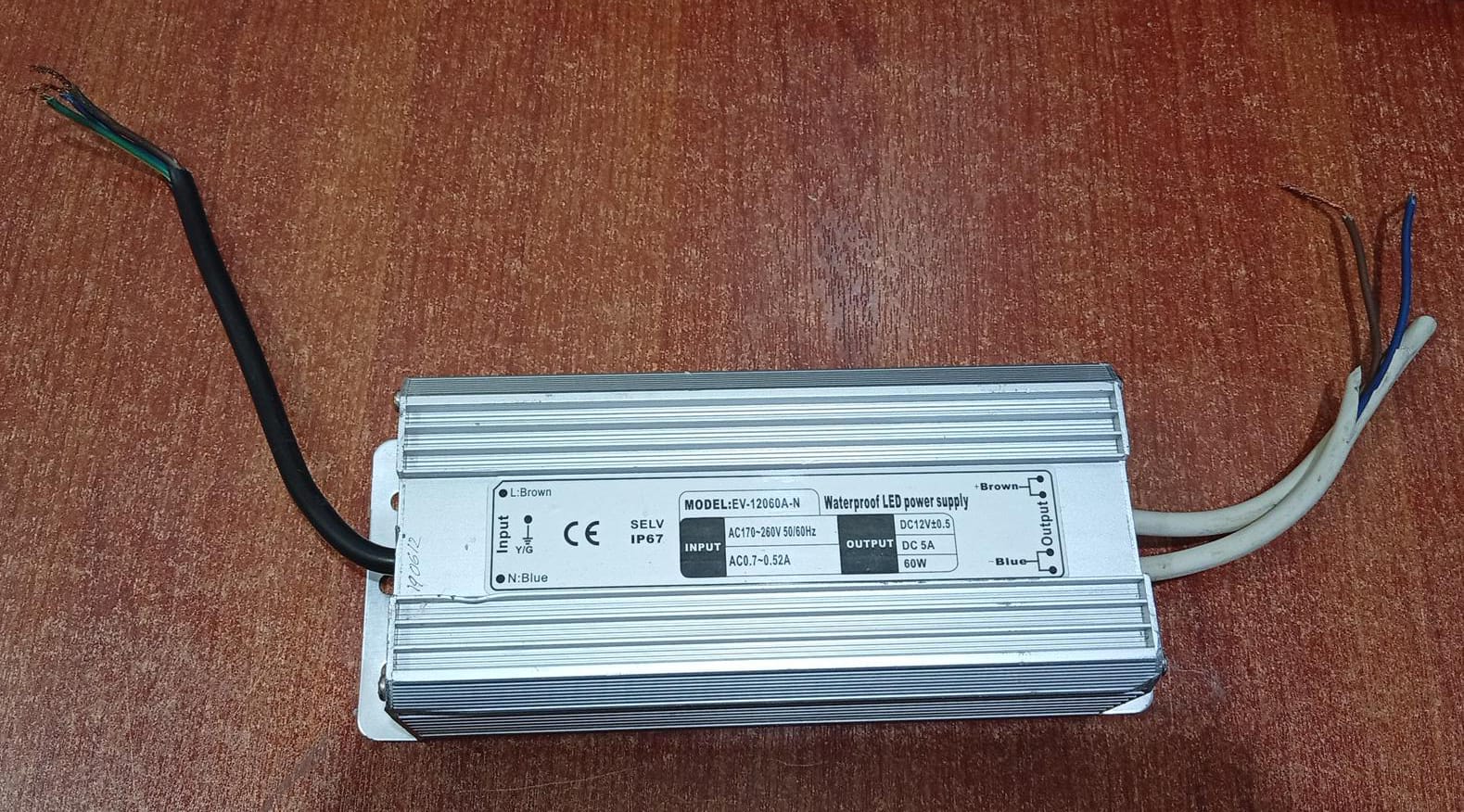 Fuente de Poder LED 12V 5A 60W IP67 | EV-12060A-N | a Prueba de Agua – Usada