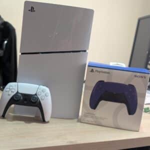 Sony PlayStation 5 Disco Edition 1TB + 2 Controles (Blanco/Morado) - Usado
